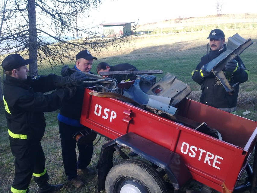 Strażacy jednostki Ochotniczej Straży Pożarnej w Ostrem zbierają złom, by kupić wóz bojowy [ZDJĘCIA]