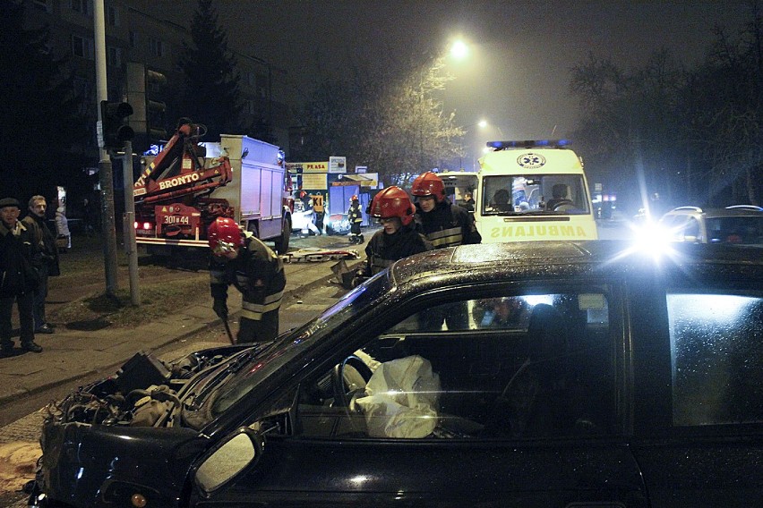 Na Lutomierskiej taksówka wbiła się w kiosk