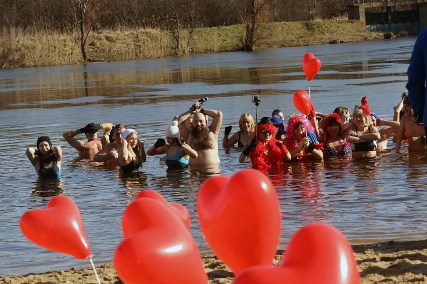 Walentynkowe morsowanie na Kąpielisku Kormoran w Legnicy, zobaczcie zdjęcia