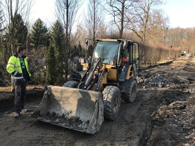 - Aktualnie trwające prace na Starym Cmentarzu prowadzone są w ramach bieżącego utrzymania infrastruktury cmentarnej. Obejmują remont alejki poprzez rozebranie istniejącej nawierzchni z betonowych płyt ażurowych i wykonanie nowej nawierzchni z kostki betonowej na podbudowie - informuje Tomasz Orłowski, zastępca dyrektora Zarządu Infrastruktury Miejskiej w Słupsku.