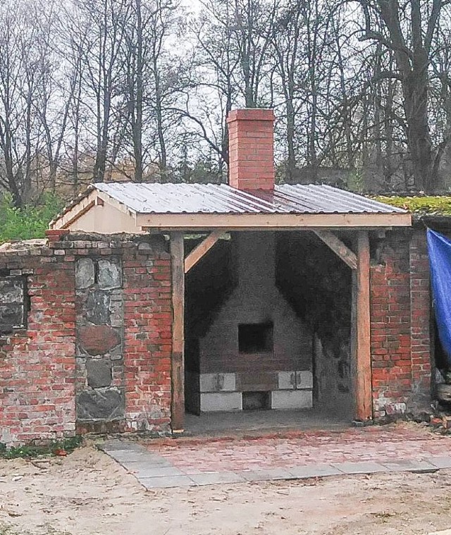 W ub. r. w Starym Imielniku  w gminie Stryków w ramach grantu sołeckiego wybudowano piec do tradycyjnego wypieku chleba