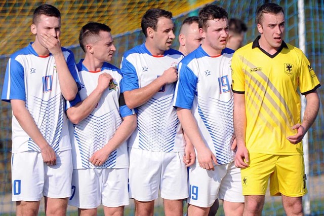 Piłkarze Gwiazdy Sypniewo (na biało) chwilowo liderują w bydgoskiej B-klasie