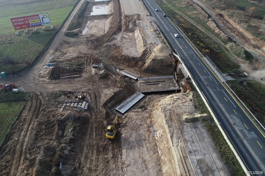 Budowa autostrady A1 Radomsko - Kamieńsk. Jak postępują prace? [ZDJĘCIA LOTNICZE]