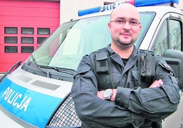 Sierżant Krzysztof Ostojski wszedł do płonącego budynku i wyniósł z niego lokatora
