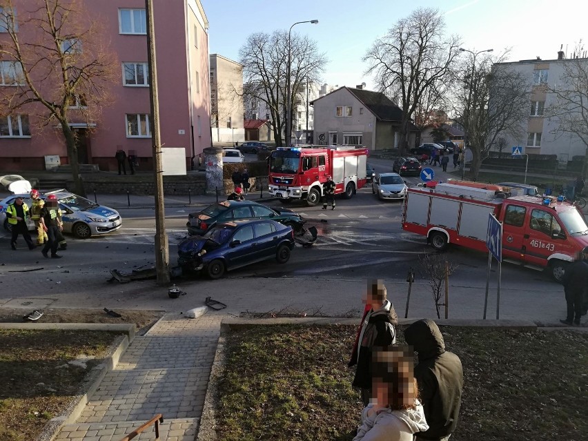 Wypadek na skrzyżowaniu Warszawskiej i 3 Maja. Zderzenie dwóch samochodów, jedna osoba w szpitalu 
