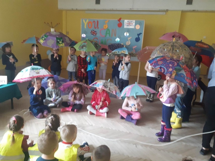 Konkurs piosenki angielskiej w Przedszkolu Samorządowym numer 5 w Kielcach. Dzieci pięknie zaśpiewały