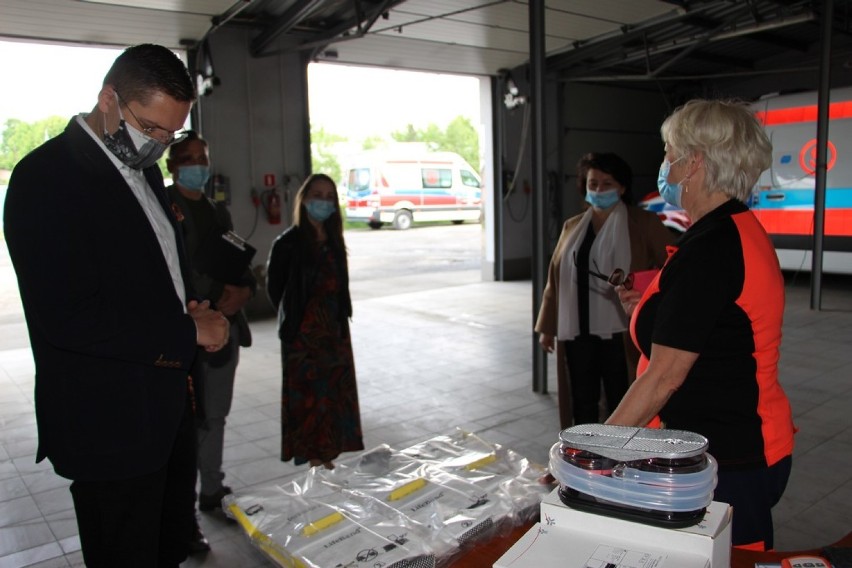 Gmina Lubin przekazała sprzęt dla ratowników medycznych