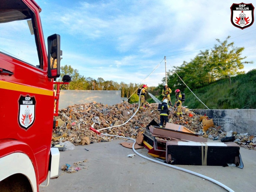7 zastępów straży pożarnej gasiło pożar na składowisku odpadów w Rudzie
