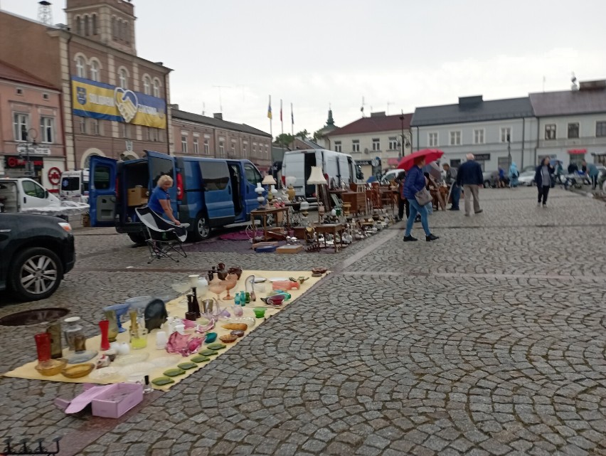 Targi kolekcjonerów w Skierniewicach. Deszcz nie przeszkadzał odwiedzającym