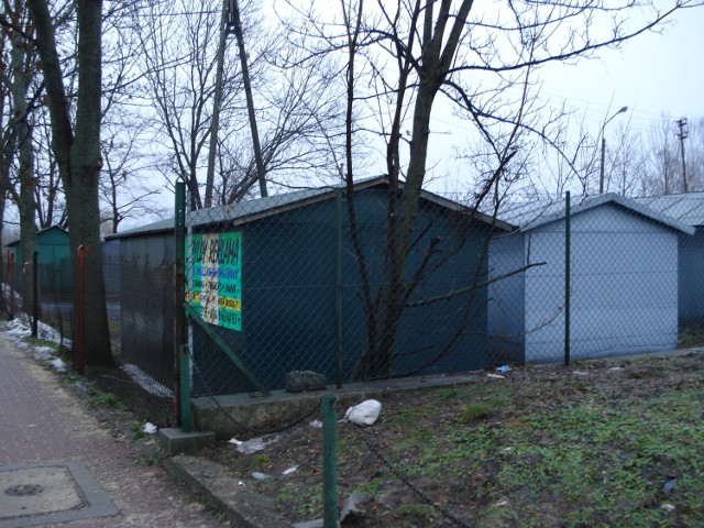 Do maja na gminnej działce przy Lubelskiej 34 stały garaże. Teraz ma pójść pod młotek.