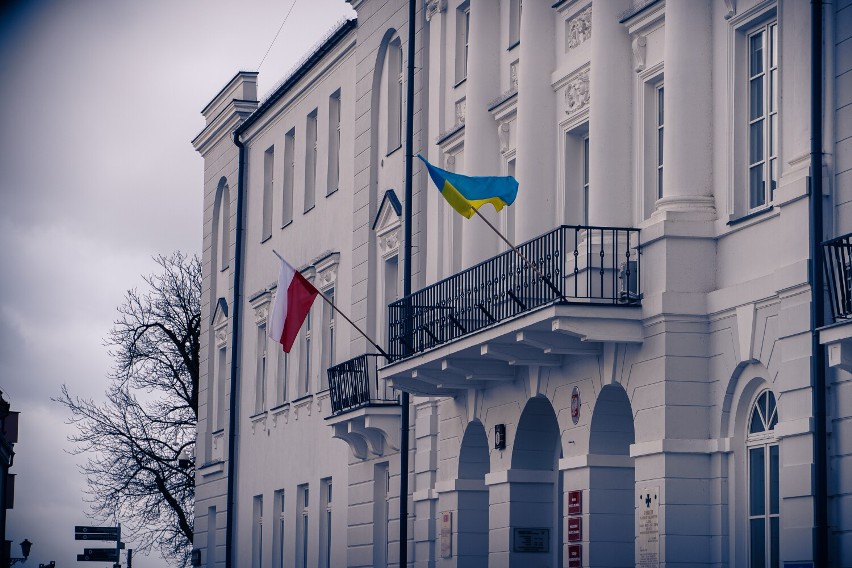 Płock solidaryzuje się z Ukrainą. Na ratuszu pojawiły się flagi Ukrainy