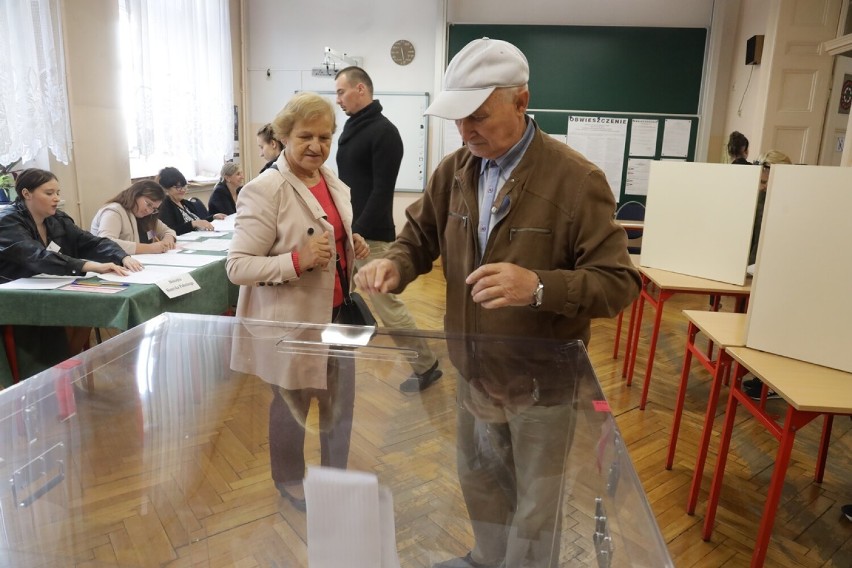 Trwa głosowanie w wyborach parlamentarnych i referendum w Legnicy, zobaczcie zdjęcia
