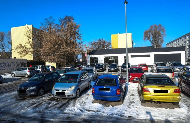 Ostatnio spore poruszenie wywołały nieoficjalne informacje na temat jednego z nielicznych miejsc do parkowania - przy Łomżyńskiej 47. Po bezpłatny parking położony między blokami. 