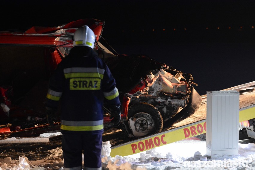 Bus wjechał pod pociąg relacji Grudziądz-Toruń. Jedna osoba nie żyje [wideo, zdjęcia]