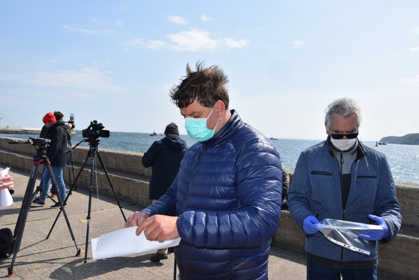 Protest rybaków. Armatorzy trudniący się wędkarstwem dorszowym przypłynęli do portu w Gdyni. Czekają na reakcję premiera i grożą blokadą