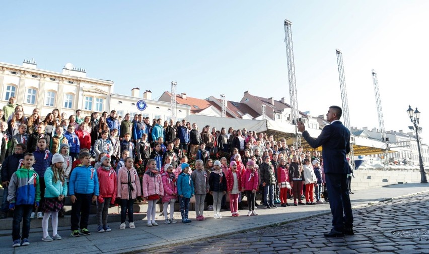 181 dziecięcych głosów zaśpiewało na Rynku w Rzeszowie Mazurek Dąbrowskiego [WIDEO]