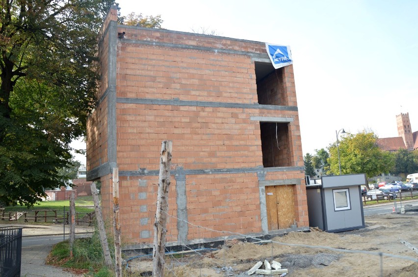 Malbork. Parking wielopoziomowy przy Sierakowskich nabiera kształtów [ZDJĘCIA]