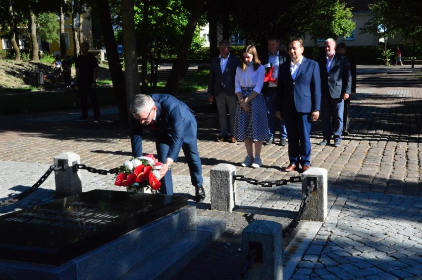 Kwidzyn. 76. rocznica wybuchu Powstania Warszawskiego. Trzy delegacje złożyły kwiaty na Skwerze Kombatantów [ZDJĘCIA]