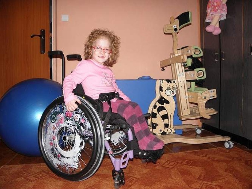 Dzięki naszemu wsparciu Weronika ma nowy wózek inwalidzki