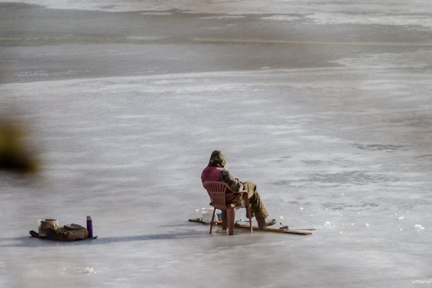Wędkarze na jeziorze Bystrzyckim nie boją się cienkiego lodu (ZDJĘCIA)