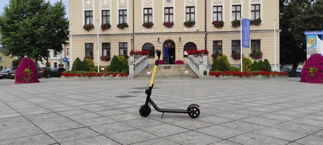 W Grodzisku pojawiły się hulajnogi elektryczne. Mieszkańcy już je wypożyczają!