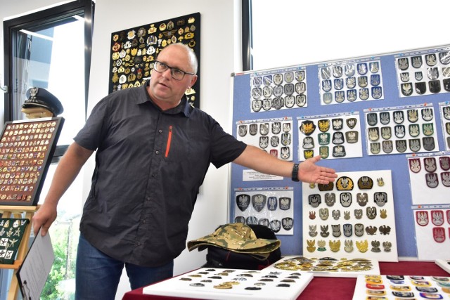 Wystawa czapek i odznak z czapek służb mundurowych w wieży ciśnień w Janowcu Wielkopolskim.