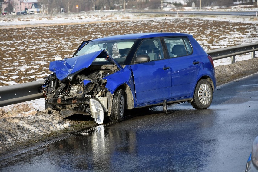 Wypadek w Siedliskach. Tuż za przejazdem kolejowym na drodze...