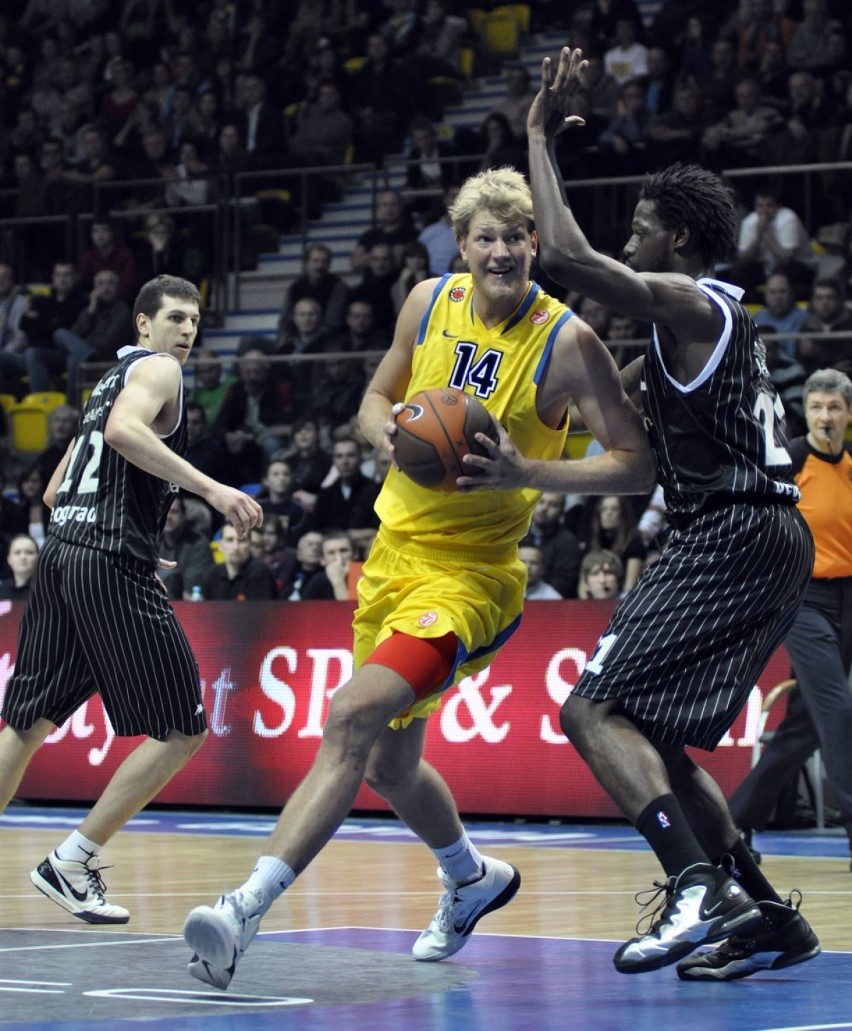 Gdynia. Kartka z kalendarza. 10.11.2010. Asseco Prokom gra w Eurolidze z Partizanem Belgrad. Koszykarze i cheerleaderki w akcji na parkiecie