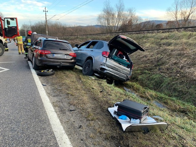 W wyniku zderzenia audi z bmw oba samochody znalazły się poza drogą. Przejazd w tym miejscu jest utrudniony, ale odbywa się już wahadłowo