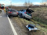 Dąbrówka Tuchowska. Wypadek na DW 977 pomiędzy Tuchowem i Gromnikiem. Rozbite audi i bmw. Droga była zablokowana