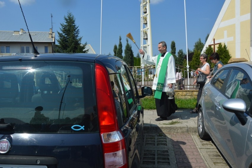 Święcenie pojazdów w parafii na os. Dolnośląskim w Bełchatowie