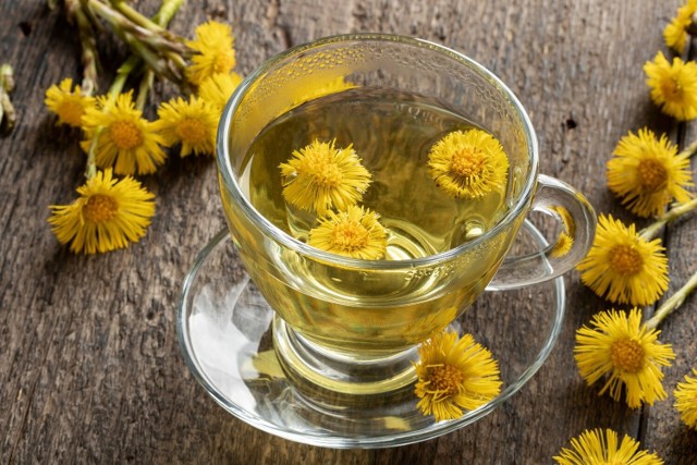 Herbatka z kwiatów podbiału w łagodny sposób zmniejsza skurcze brzucha.