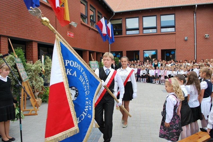 Leszno: rok szkolny zainaugurowali w nowej szkole w Gronowie [ZDJĘCIA]