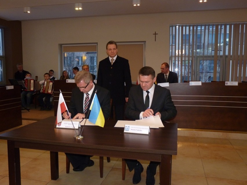 Starostwo powiatowe w Radomsku podpisało umowę partnerską z ukraińskim miastem Równe