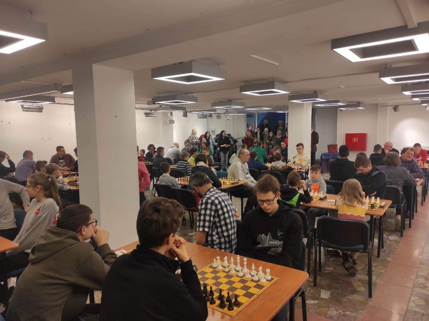 Turniej szachowy w MDK w Wągrowcu. Wzięło w nim udział kilkudziesięciu zawodników 