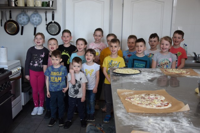 Warsztaty wspólnego pieczenia pizzy, dla dzieci i młodzieży w Chrośnicy - 22.04.2023