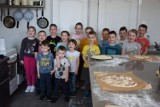 Warsztaty wspólnego pieczenia pizzy, dla dzieci i młodzieży w Chrośnicy. Było super - 22.04.2023 [Zdjęcia]