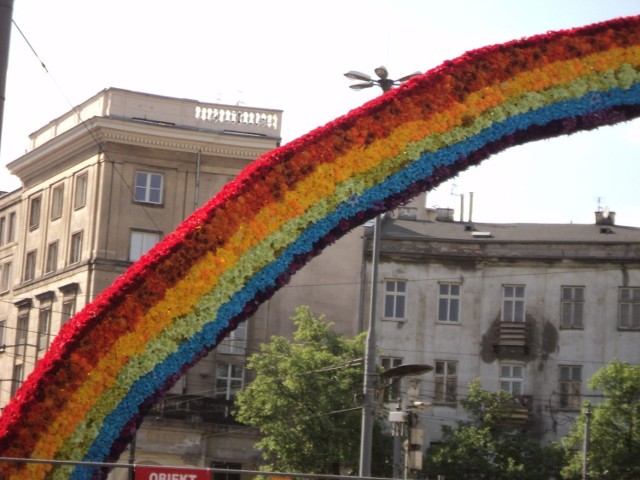 Tęcza na pl. Konstytucji w Warszawie . 1 maja 2014.