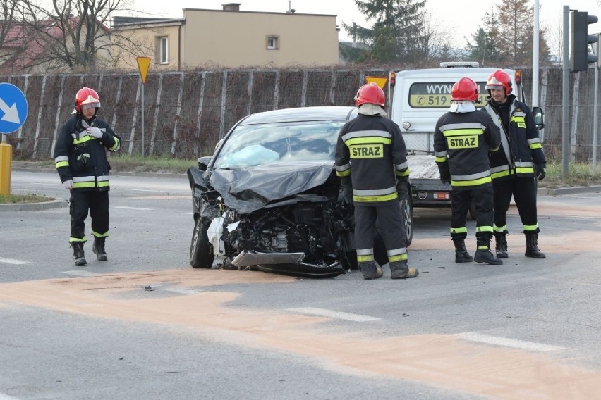 Wypadek na Krakowskiej w Kielcach. Zderzyły się auto osobowe i ciężarówka 