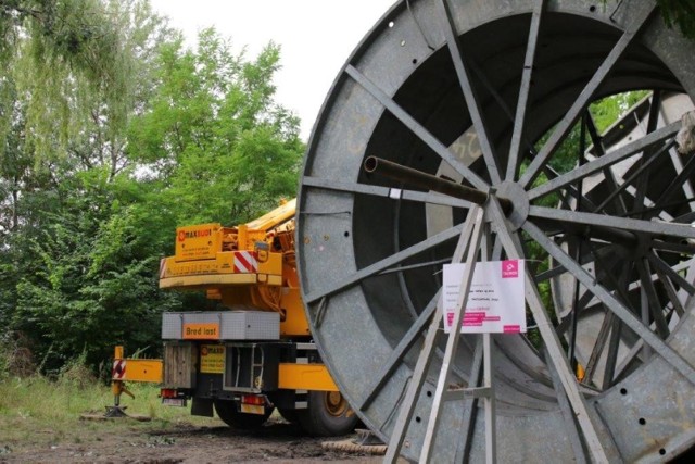 Przewiert i instalacja dwóch ponad 200-metrowych kabli ciepłowniczych pod ulicą Kolejową i odcinkiem drogi krajowej DK81 w Katowicach.

Zobacz kolejne zdjęcia. Przesuwaj zdjęcia w prawo - naciśnij strzałkę lub przycisk NASTĘPNE