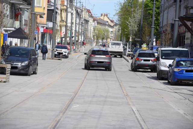 Na odcinku 250 metrów ulicy Chrobrego doliczyliśmy się dziesięciu zaparkowanych samochodów.