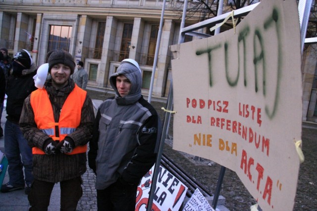 Na proteście oprócz internautów pojawili się też kibice.