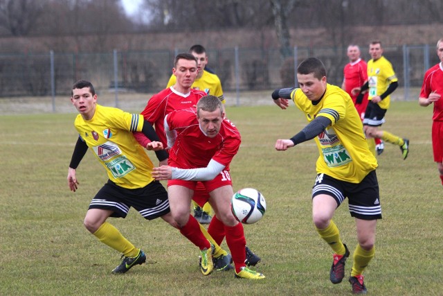 Zdjęcia są z meczu pucharowego: Sława Sławno - Rasel Dygowo zakończonego 2:1. Sława gra w żółtych strojach