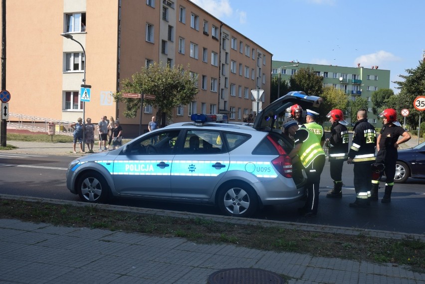 Starsza kobieta została potrącona na pasach przez autobus. Ruch na tym odcinku jest utrudniony