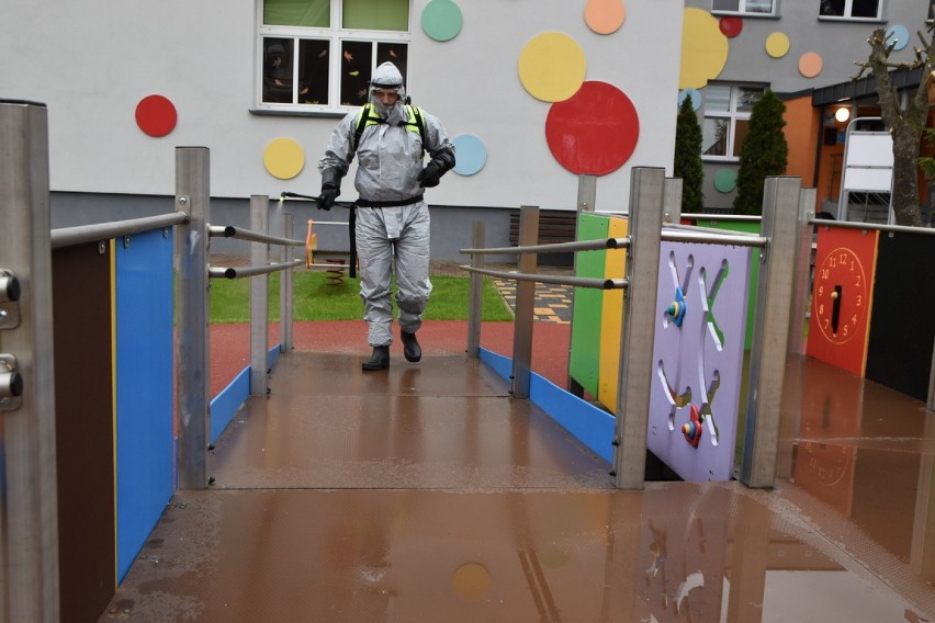 Pracownicy Ośrodka Sportu i Rekreacji w Suwałkach dezynfekowali tereny wokół przedszkoli