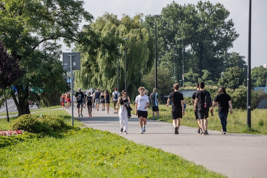 Kraków. Tłumy mieszkańców na alejkach i w ogródkach kawiarnianych nad Wisłą [ZDJĘCIA]