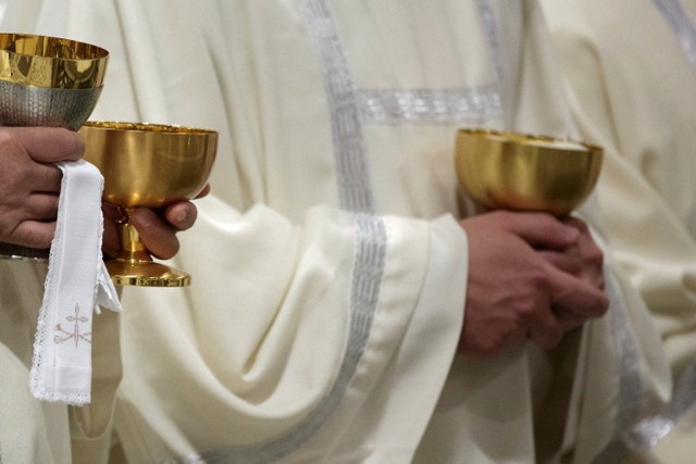 Co drugi duchowny jest katechetą w szkole. Połowa kwoty zebranej na kolędzie jest dzielona po równo na wszystkich księży w danej parafii, a druga część trafia do diecezji.  

Ile dokładnie zarabiają księża? Czytaj na kolejnych zdjęciach >>>


Pedofilia w Kościele - dlaczego to problem na taką skalę?

