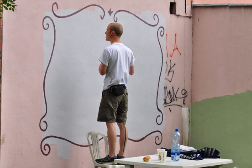 malowanie murala w Leśnicy