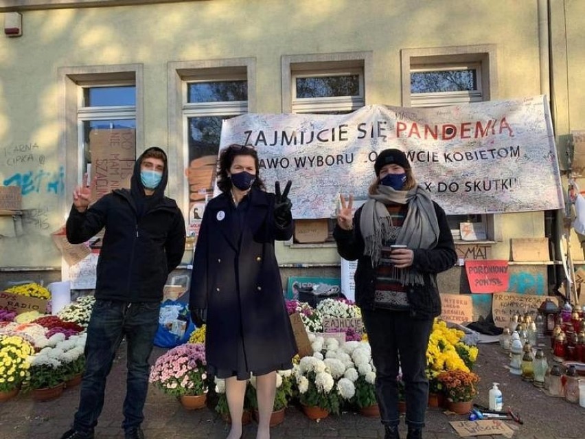 Gdańskie NSZZ "Solidarność" krytykuje zdjęcia Aleksandry Dulkiewicz zrobione na tle biura PiS podczas Strajku Kobiet