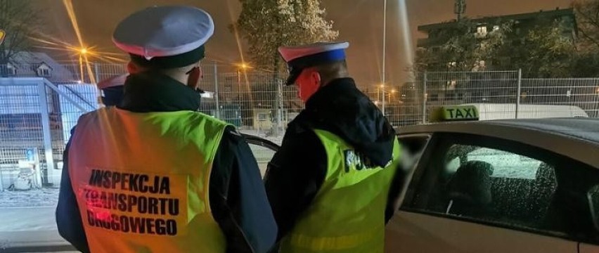 Policjanci skontrolowali taksówki "na aplikację" w Krakowie. Jeden z kierowców ugodził nożem dwóch klientów